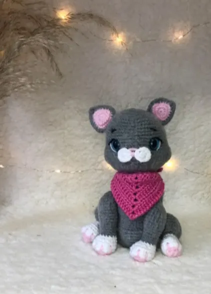 Antes do curso: gatinho cinza de crochê com bandana