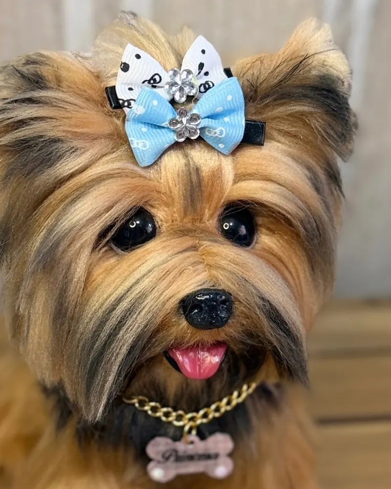 Peça da Renata: a Princesa em pet realista de amigurumi e feltragem, com laço e plaquinha de osso